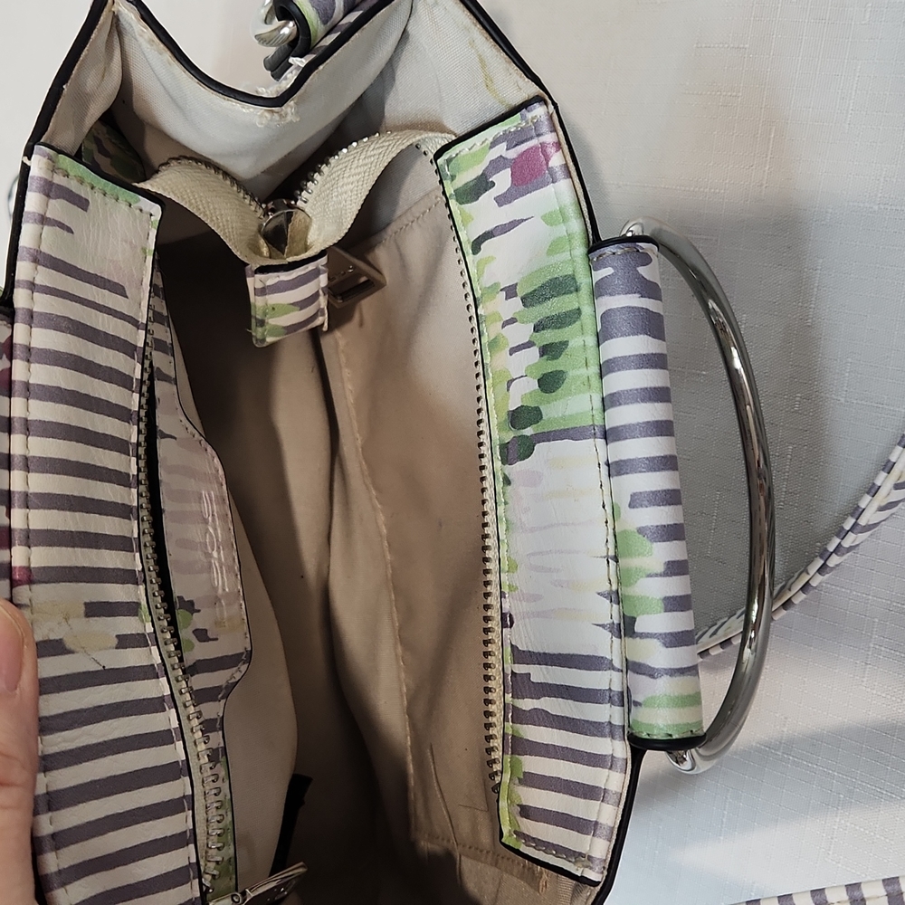 BeBe Ramie floral striped crossbody/handbag. Size 9x6.5" - Picture 6 of 10